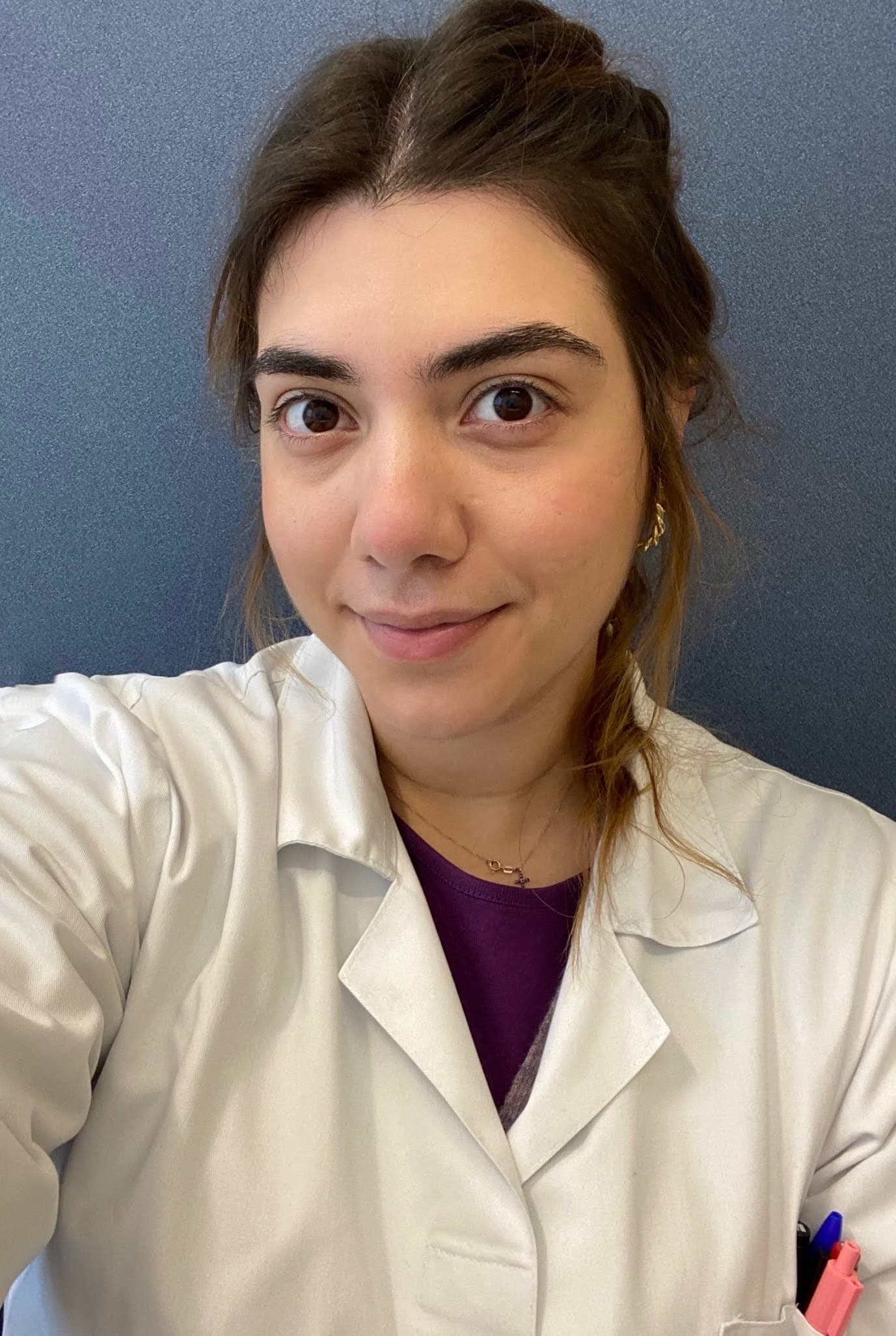 Konstantina, Laborant